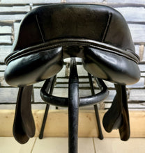 Load image into Gallery viewer, 17 1/2” MW Eric Thomas Jump Saddle - Black