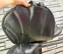 Load image into Gallery viewer, 17 1/2” W-XW Changeable Gullet Kent &amp; Masters Monoflap Jump Saddle - Black