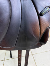 Load image into Gallery viewer, 17” +1.5 (MW) Amerigo Vega Monoflap Jump Saddle - Brown