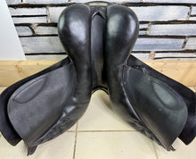 Load image into Gallery viewer, 17 1/2” Wide Black Country Ricochet High Wither Jump Saddle - Black
