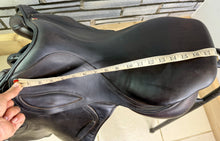 Load image into Gallery viewer, 17 1/2” MW Albion Kontact Dual/Double Flap Jump Saddle - Brown