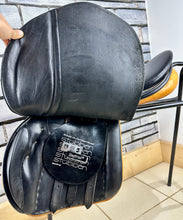 Load image into Gallery viewer, 18” MW (Fit 31) Stubben Siegfried Extra GP/Jump Saddle - Black/Tan