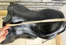 Load image into Gallery viewer, 17” MW Oakland House Saddlery GP/Jump Saddle - Black - Cob Medium Wide