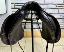 Load image into Gallery viewer, 17” Wide Ideal Toshina Dressage Saddle - Black