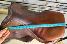Load image into Gallery viewer, 17” Wide Hampton Grandee Jump/GP Saddle - Brown