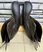 Load image into Gallery viewer, 17 1/2” Medium Albion Kontrol Forward Flap Jump Saddle - Brown