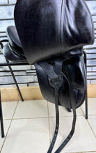Load image into Gallery viewer, 17 1/2” MW Ideal/Crown Toshina Dressage Saddle - Black