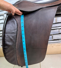 Load image into Gallery viewer, 18” Wide Black Country Working Hunter Saddle - Brown