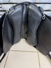 Load image into Gallery viewer, Portuguese Leather Treeless Saddle - Moveable/Changeable Panels - Wide - Black