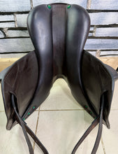 Load image into Gallery viewer, 17” +1 (MW) Equipe Synergy Monoflap Jump Saddle - Brown -2018