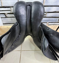 Load image into Gallery viewer, 17 1/2” Wide  Black Country Wexford Jump Saddle - Black