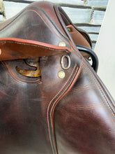 Load image into Gallery viewer, 17 1/2” Medium-MW Devoucoux Biarritz Double Flap Jump Saddle - Brown/Tan