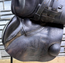 Load image into Gallery viewer, 17 1/2” MW Albion Kontrol Ultima Forward Flap Jump Saddle - Brown