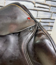 Load image into Gallery viewer, 17 1/2” MW Albion Kontrol Ultima Forward Flap Jump Saddle - Brown