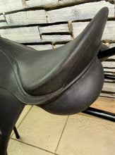 Load image into Gallery viewer, 17 1/2” Wide/Changeable Gullet Wintec GP Saddle - Black - Flocked - Lightweight