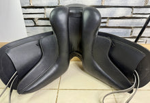 Load image into Gallery viewer, 17” MW/Changeable Gullet Premier Equine Monoflap Dressage Saddle - Black