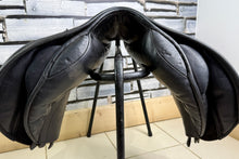 Load image into Gallery viewer, 17 1/2” Wide Black Country Ricochet High Wither Jump Saddle - Black