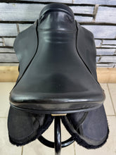 Load image into Gallery viewer, 17” Wide Free &amp; Easy Endurance/Floating Panel Saddle - Black