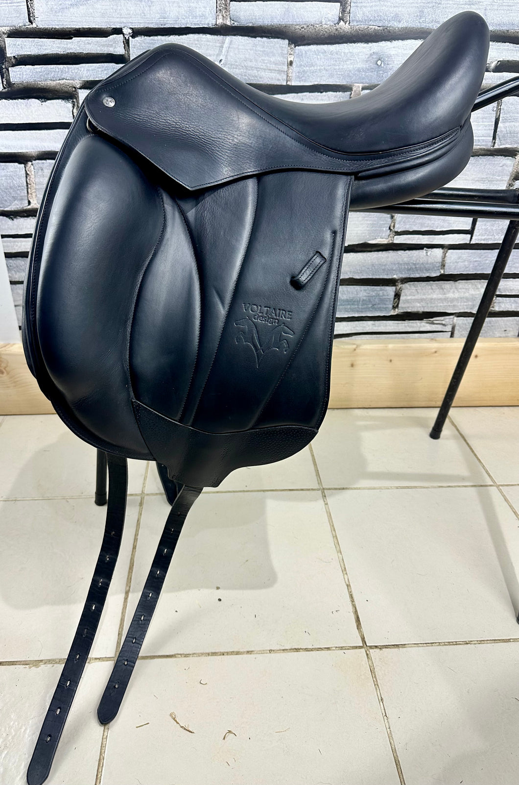 17” MW Voltaire Adelaide Monoflap Dressage Saddle - Black