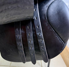 Load image into Gallery viewer, 17” MW Harry Dabbs Taurus Forward Cut GP Saddle -Black- Upswept Panels