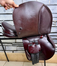 Load image into Gallery viewer, 17” Medium Prestige/John Whitaker Jump Saddle - Burgundy