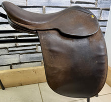 Load image into Gallery viewer, 16” MW-Wide Fylde Hayden Show/Working Hunter Saddle -Brown- Suede Top