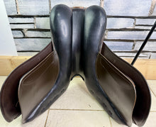 Load image into Gallery viewer, 17 1/2” 30/MW Stubben Roxanne GP/Jump Saddle -Brown- Diamonte &amp; Patent Trim 2025