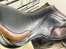 Load image into Gallery viewer, 17” XW Silhouette Dual/Double Flap Jump Saddle - Black/Brown