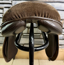 Load image into Gallery viewer, 18” Wide-XW Fylde Show/Working Hunter Saddle -Brown- Suede Top