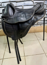Load image into Gallery viewer, Size 2 Barefoot Cheyenne Treeless Leather GP Saddle - with Pads &amp; Girth - Black - Cob