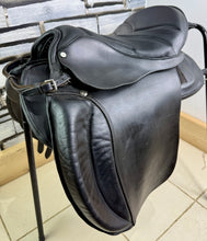 Load image into Gallery viewer, 17” Wide Trapezius Panel Saddle - Black