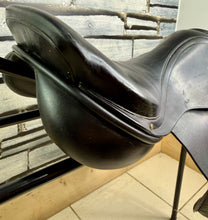 Load image into Gallery viewer, 17 1/2” MW Albion K2 Jump Saddle - Black -Big Blocks- Mega Comfy