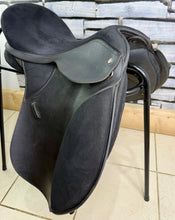 Load image into Gallery viewer, 18” XW Changeable Gullet Thorowgood Compact GP Saddle -Black- Flocked