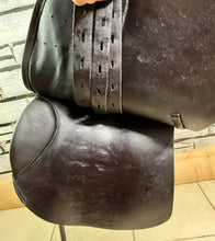 Load image into Gallery viewer, 17” MW Harry Dabbs Taurus Forward Cut GP Saddle -Black- Upswept Panels