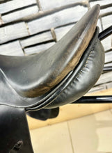 Load image into Gallery viewer, 18” Medium Stubben Scandica VSD Saddle - Black