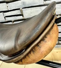 Load image into Gallery viewer, 17 1/2” MN (Fit 27) Stubben Siegfried CS Biomex Jump Saddle - Brown