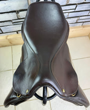 Load image into Gallery viewer, 17” MW Heritage Close Contact Jump Saddle - Brown