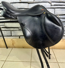 Load image into Gallery viewer, 17 1/2” W-XW Changeable Gullet Kent &amp; Masters Monoflap Jump Saddle - Black