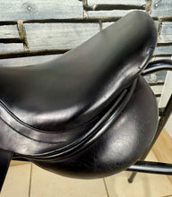 Load image into Gallery viewer, 17 1/2” MW Albion K2 Jump Saddle - Black