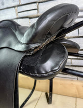 Load image into Gallery viewer, 17” Wide Trapezius Panel Long Strap Saddle - Black