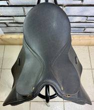 Load image into Gallery viewer, 17” M/Changeable Gullet Wintec Dressage Saddle - Black