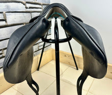 Load image into Gallery viewer, 17 1/2” MW Voltaire Lexington Monoflap Jump Saddle - Black