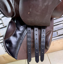 Load image into Gallery viewer, 17” 32/Wide Stubben Juventus Jump Saddle - Brown