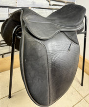 Load image into Gallery viewer, 17 1/2” XXW Thorowgood Griffin Cob GP Saddle - Black - Extra Wide - Flat Tree - 4 Straps