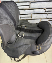Load image into Gallery viewer, 17” Torsion Treeless Close Contact GP XtraLite Saddle - Black - Endurance
