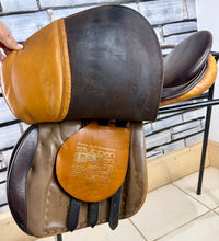 Load image into Gallery viewer, 18 1/2” Medium (Fit 30) Stubben Siegfried Extra GP/Jump Saddle - Black/Tan