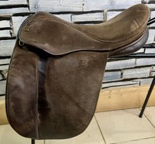 Load image into Gallery viewer, 18” Wide-XW Fylde Show/Working Hunter Saddle -Brown- Suede Top