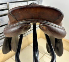 Load image into Gallery viewer, 17 1/2” MW Bruno Del Grange Close Contact Jump Saddle - Brown