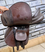 Load image into Gallery viewer, 16 1/2” Changeable Gullet Whitaker Barnsley Pony Jumping Saddle - Brown
