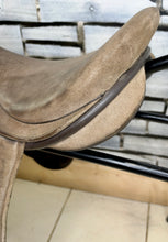 Load image into Gallery viewer, 18” XW Olney (Fylde Marjory) Suede Show/Working Hunter Saddle -Brown- Suede Top